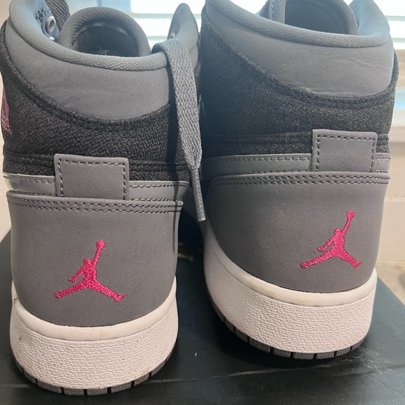 Grey an pink Nike size 7-1/2 Good shoes and authentic - Picture 4 of 5